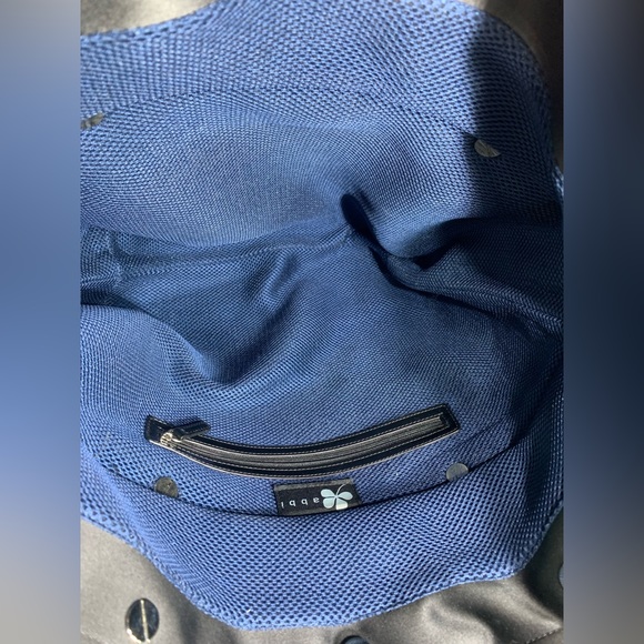 Abbi Tote - Picture 5 of 6